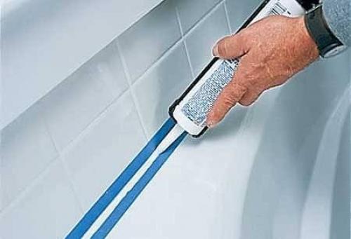 Как герметизировать швы между экраном и ванной. Как заделать щель между ванной и стеной.