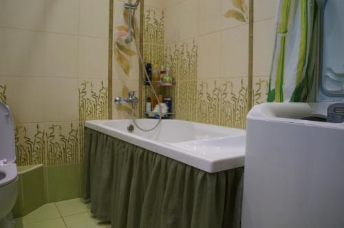 Удобство и стиль: как установить экран под ванну шторку раздвижную 14