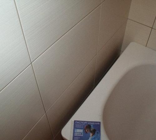 Как избежать протекания воды через экран под ванну. Спосбы устанения протекания воды между стеной и ванной