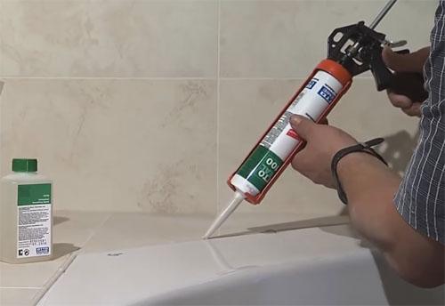 Как избежать протекания воды через экран под ванну. Спосбы устанения протекания воды между стеной и ванной