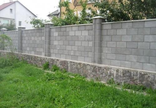 Прочные и долговечные заборные столбы из шлакоблока: выбор для современного участка 10