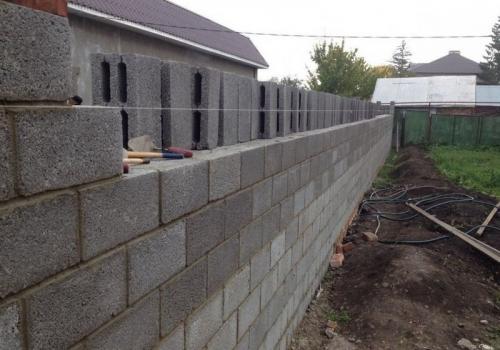 Прочные и долговечные заборные столбы из шлакоблока: выбор для современного участка 13