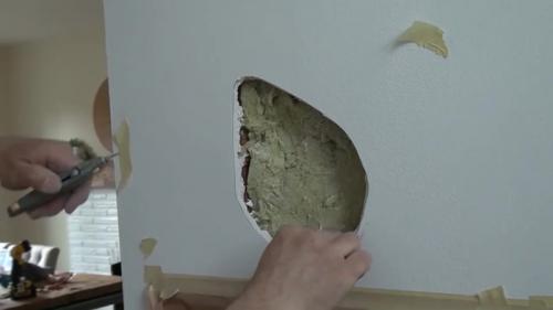 Чем заделать дырку в стене в квартире.  Как заделать дыру, трещину в гипсокартоне на стене