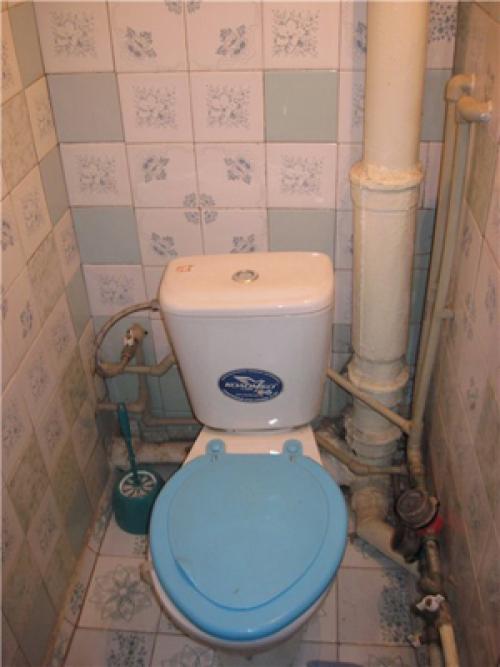 Ремонт труб в туалете. Трубы в туалете. Трубы за унитазом. Отделка труб в туалете. Спрятать канализационную трубу в туалете.