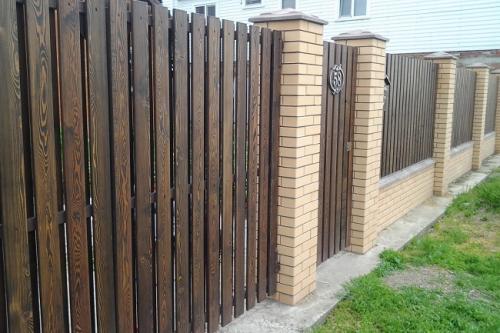 Из какого материала сделать забор в частном доме. Реечные деревянные заборы